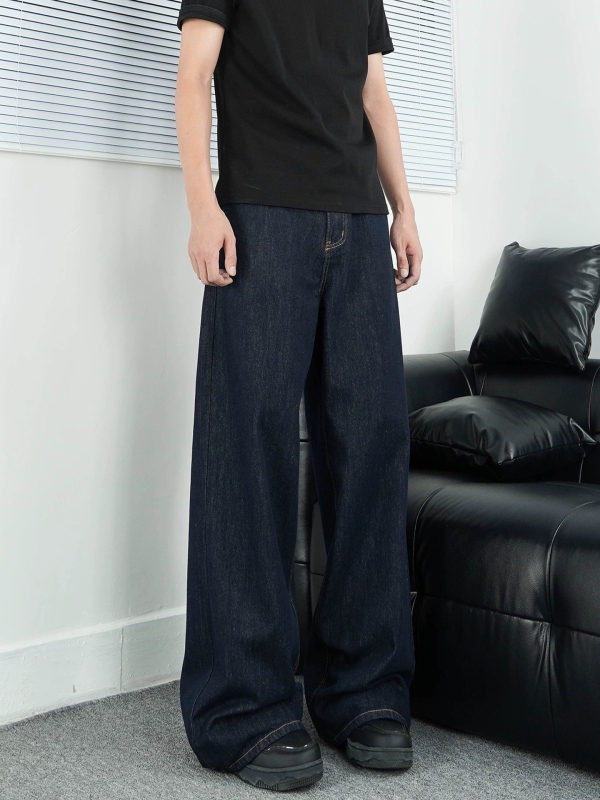 Jeans stil stradal, croială dreaptă, finisaj spălat, talie medie, fermoar, buzunare cu decorațiuni