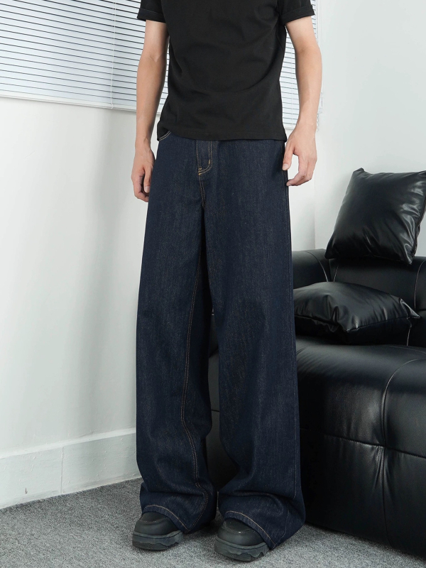 Jeans stil stradal, croială dreaptă, finisaj spălat, talie medie, fermoar, buzunare cu decorațiuni