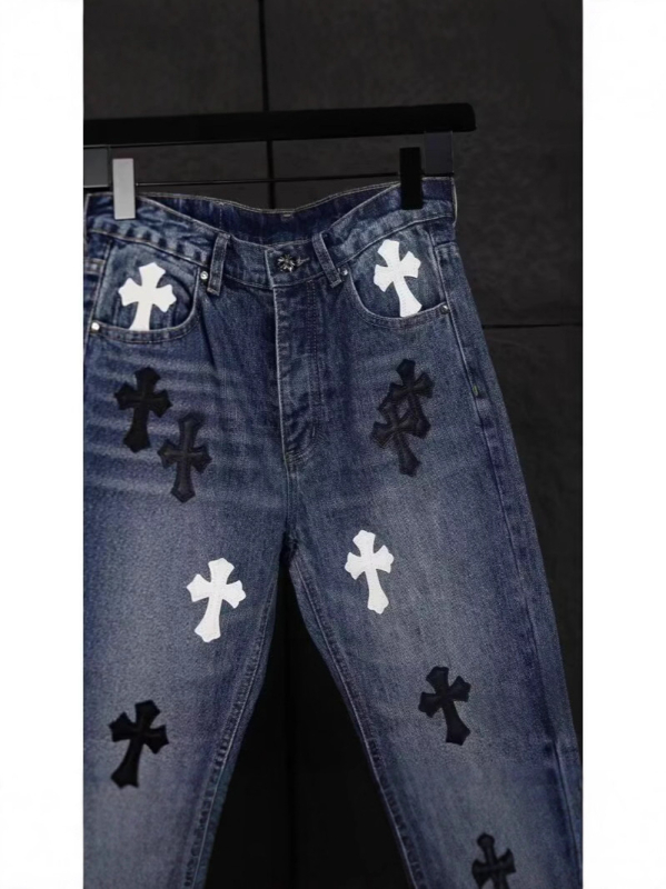 Američki stil, traperice s ravnim krojem, plave boje, vintage pranjem i detaljem križa