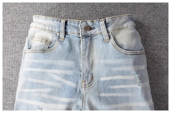 Muške traperice s poderanim koljenima, uski kroj, srednji pojas, zatvaranje gumbima, pamuk denim