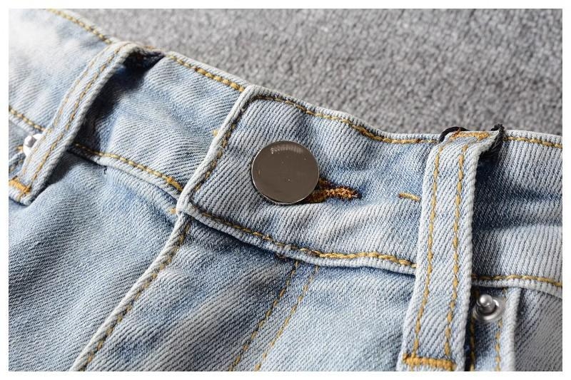 Muške traperice s poderanim koljenima, uski kroj, srednji pojas, zatvaranje gumbima, pamuk denim