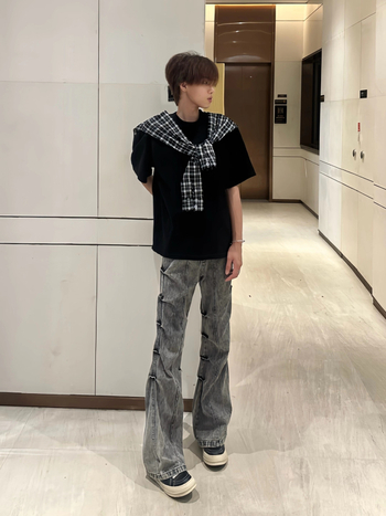 Blugi cu talie înaltă, croială dreaptă lejeră, textură zbâcită, denim din bumbac, închidere cu nasturi în față