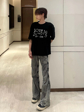 Blugi cu talie înaltă, croială dreaptă lejeră, textură zbâcită, denim din bumbac, închidere cu nasturi în față