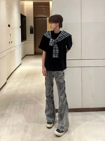 Blugi cu talie înaltă, croială dreaptă lejeră, textură zbâcită, denim din bumbac, închidere cu nasturi în față