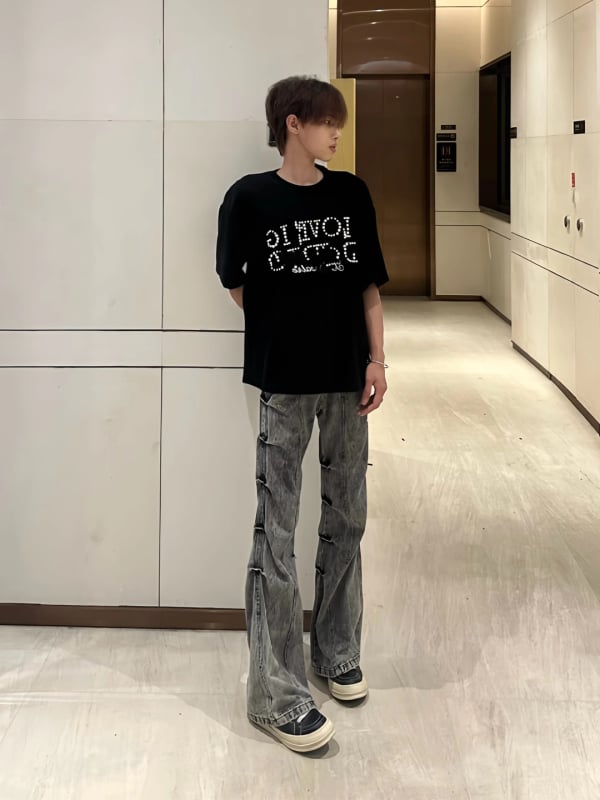 Blugi cu talie înaltă, croială dreaptă lejeră, textură zbâcită, denim din bumbac, închidere cu nasturi în față