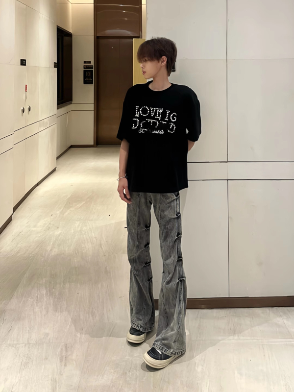 Blugi cu talie înaltă, croială dreaptă lejeră, textură zbâcită, denim din bumbac, închidere cu nasturi în față