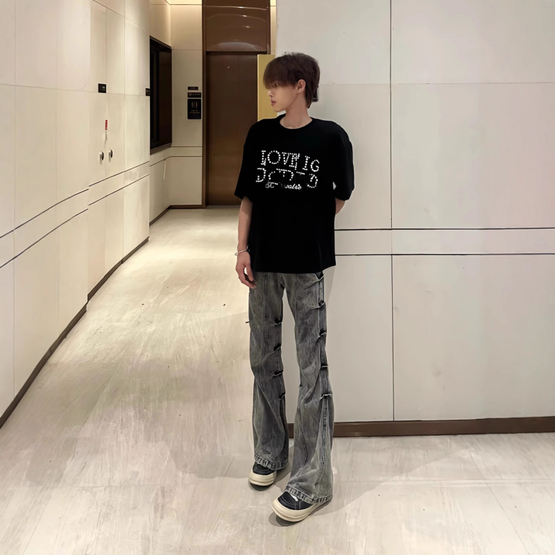 Blugi cu talie înaltă, croială dreaptă lejeră, textură zbâcită, denim din bumbac, închidere cu nasturi în față