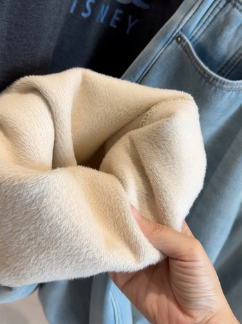 Ženske traperice širokih nogavica, visokim strukom, fleece podstava, debeli materijal, detalj srcolast privjesak