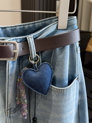 Ženske traperice širokih nogavica, visokim strukom, fleece podstava, debeli materijal, detalj srcolast privjesak