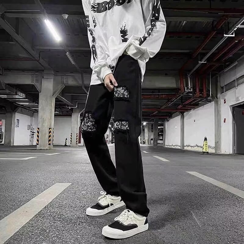 Jeansi cu croială dreaptă, talie medie, țesătură Cowboy 95% poliester, aplicații cu patch-uri