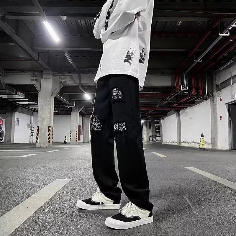 Jeansi cu croială dreaptă, talie medie, țesătură Cowboy 95% poliester, aplicații cu patch-uri