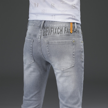 Férfiaknak szánt slim straight farmer, 98% pamut, magas elasztikusság, mosott felület, középmagas derekú, fémdíszítés