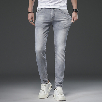 Férfiaknak szánt slim straight farmer, 98% pamut, magas elasztikusság, mosott felület, középmagas derekú, fémdíszítés