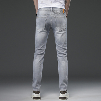 Férfiaknak szánt slim straight farmer, 98% pamut, magas elasztikusság, mosott felület, középmagas derekú, fémdíszítés