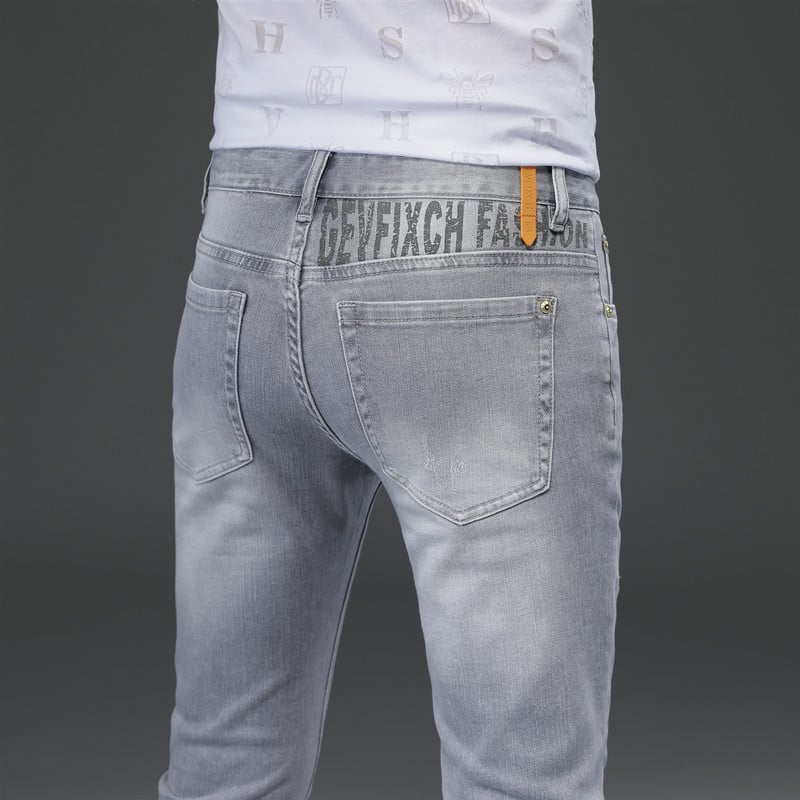 Férfiaknak szánt slim straight farmer, 98% pamut, magas elasztikusság, mosott felület, középmagas derekú, fémdíszítés