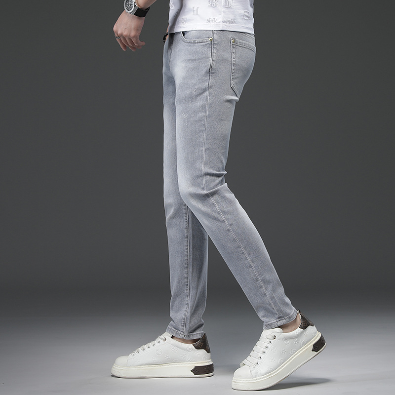 Férfiaknak szánt slim straight farmer, 98% pamut, magas elasztikusság, mosott felület, középmagas derekú, fémdíszítés