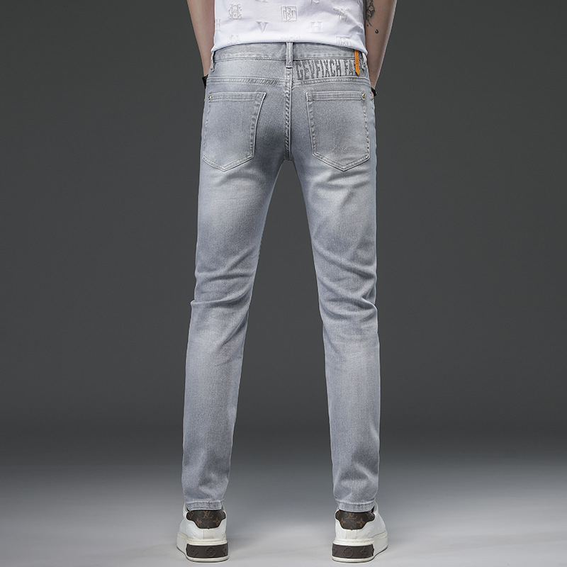 Férfiaknak szánt slim straight farmer, 98% pamut, magas elasztikusság, mosott felület, középmagas derekú, fémdíszítés