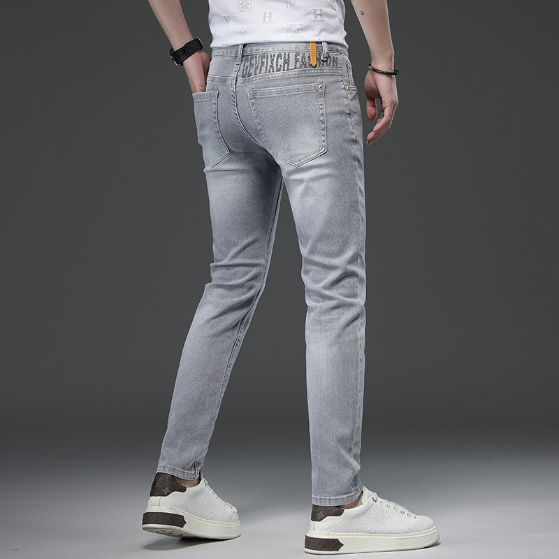 Férfiaknak szánt slim straight farmer, 98% pamut, magas elasztikusság, mosott felület, középmagas derekú, fémdíszítés