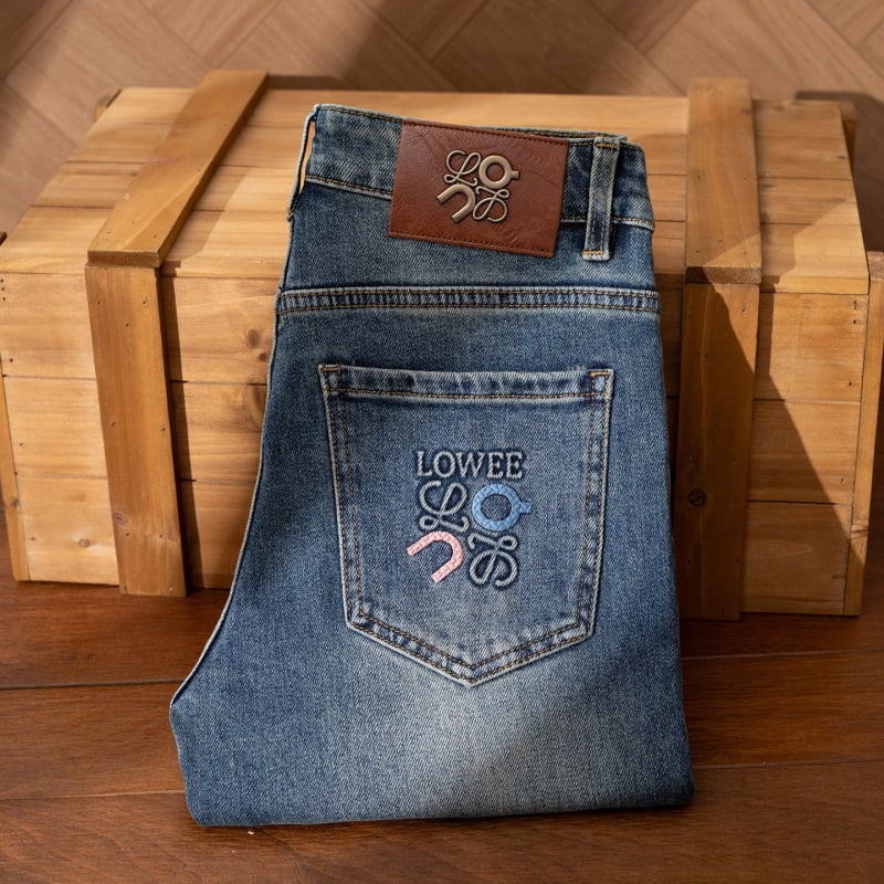 Férfi farmernadrág – karcsú, egyenes szabású, középmagas derék, cipzár, hímzett részletek