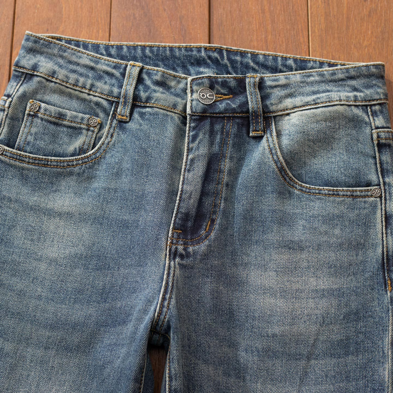 Férfi farmernadrág – karcsú, egyenes szabású, középmagas derék, cipzár, hímzett részletek