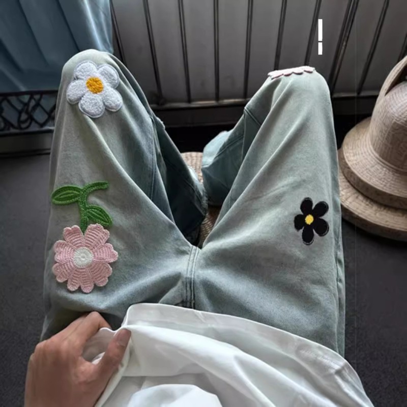 Jeansi bărbați, croială dreaptă lejeră, broderie florală, talie medie, fermoar, 100% poliester.