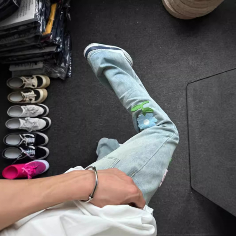 Jeansi bărbați, croială dreaptă lejeră, broderie florală, talie medie, fermoar, 100% poliester.