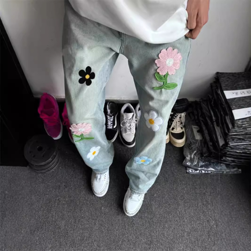 Jeansi bărbați, croială dreaptă lejeră, broderie florală, talie medie, fermoar, 100% poliester.