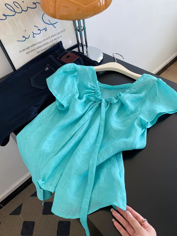 Női ing V-nyakkal, rövid ujjú, elöl fűzős záródás; fő anyag: 80–90% poliészter, ramie <30%