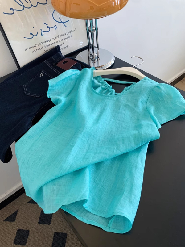 Női ing V-nyakkal, rövid ujjú, elöl fűzős záródás; fő anyag: 80–90% poliészter, ramie <30%