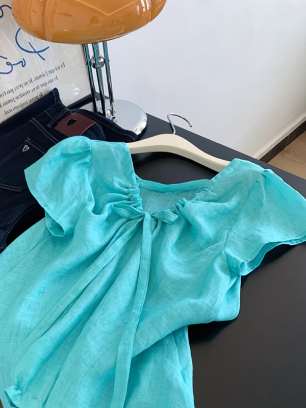 Női ing V-nyakkal, rövid ujjú, elöl fűzős záródás; fő anyag: 80–90% poliészter, ramie <30%