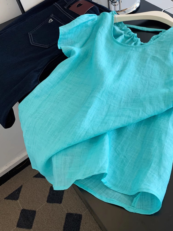 Női ing V-nyakkal, rövid ujjú, elöl fűzős záródás; fő anyag: 80–90% poliészter, ramie <30%