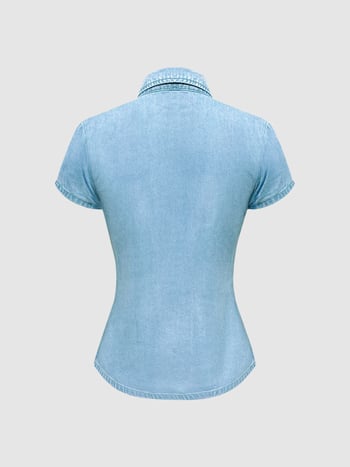Ženska slim-fit denim košulja s kratkim rukavima, uskog kroja, prednje kopčanje na gumbe, mješavina denima i pamuka (70–80% denim, 50–70% pamuka), duljina 50–65 cm, proljeće 2026