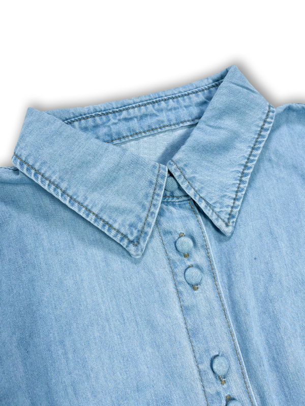 Ženska slim-fit denim košulja s kratkim rukavima, uskog kroja, prednje kopčanje na gumbe, mješavina denima i pamuka (70–80% denim, 50–70% pamuka), duljina 50–65 cm, proljeće 2026