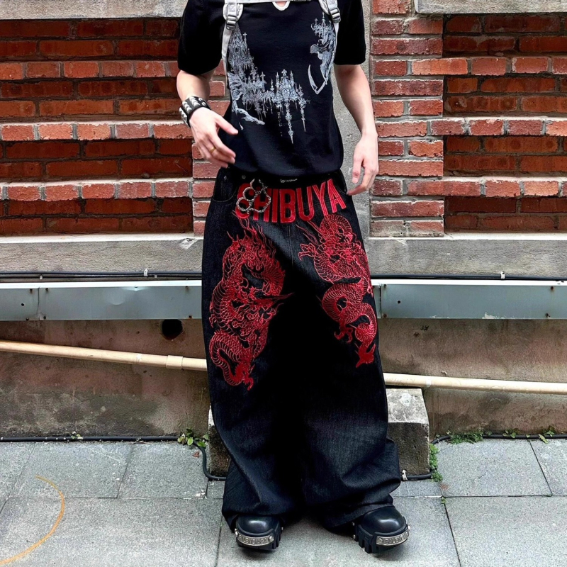 Jeansi cu broderie dragon și motiv sabie, croială largă, talie medie, nasturi pentru închidere, țesătură din denim de bumbac