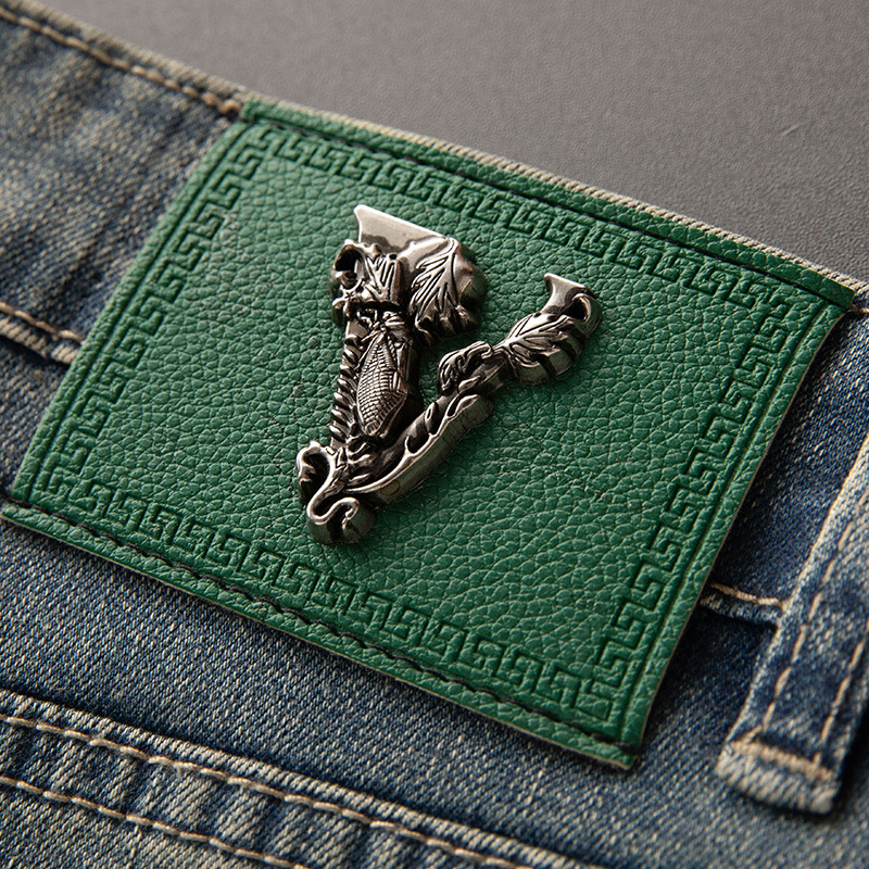 Muške traperice uskog kroja, pamukasti stretch denim, srednji pojas, zip zatvaranje