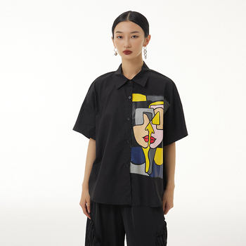 Cămașă din amestec de bumbac cu poliester sub 30%, model abstract, croială lejeră, mâneci scurte, guler de tip cămașă, lungime 50-65 cm