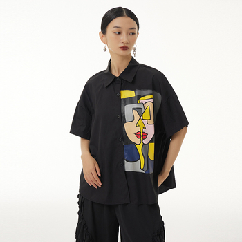 Cămașă din amestec de bumbac cu poliester sub 30%, model abstract, croială lejeră, mâneci scurte, guler de tip cămașă, lungime 50-65 cm