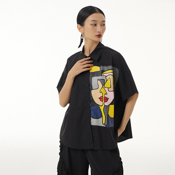 Cămașă din amestec de bumbac cu poliester sub 30%, model abstract, croială lejeră, mâneci scurte, guler de tip cămașă, lungime 50-65 cm