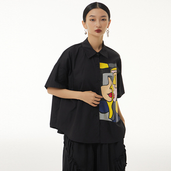 Cămașă din amestec de bumbac cu poliester sub 30%, model abstract, croială lejeră, mâneci scurte, guler de tip cămașă, lungime 50-65 cm