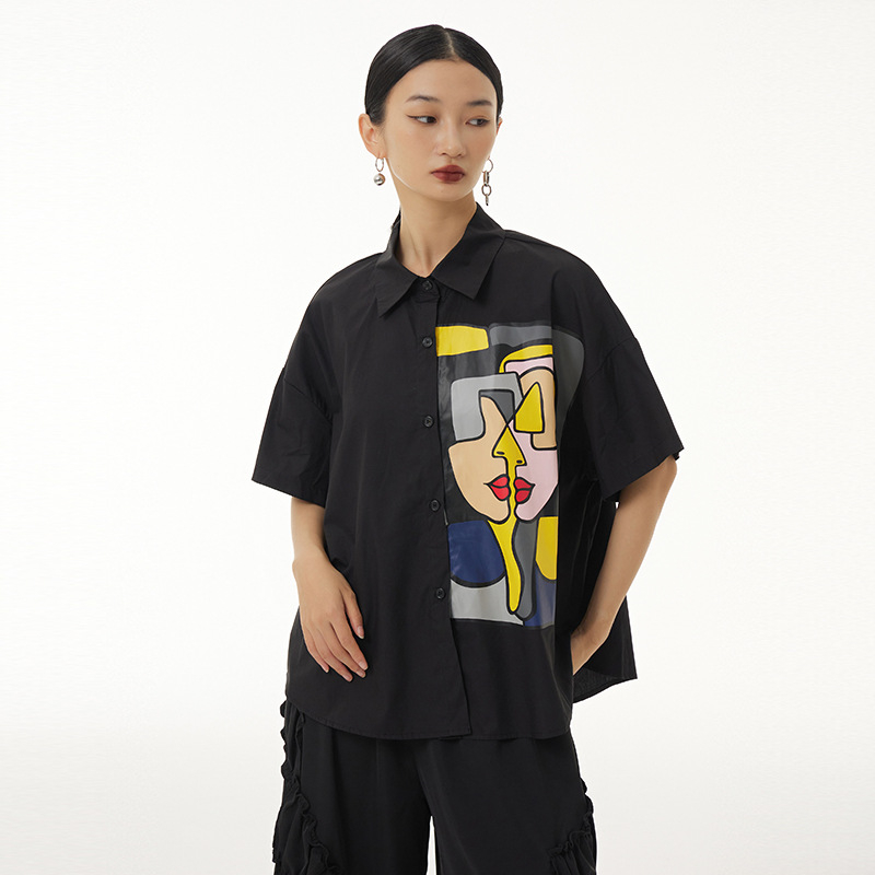 Cămașă din amestec de bumbac cu poliester sub 30%, model abstract, croială lejeră, mâneci scurte, guler de tip cămașă, lungime 50-65 cm