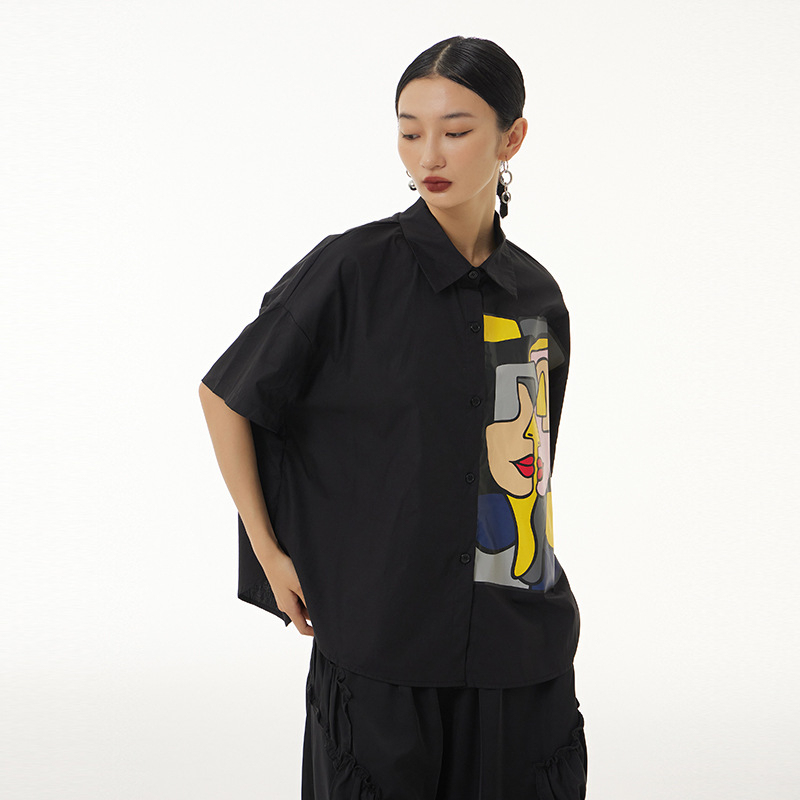 Cămașă din amestec de bumbac cu poliester sub 30%, model abstract, croială lejeră, mâneci scurte, guler de tip cămașă, lungime 50-65 cm