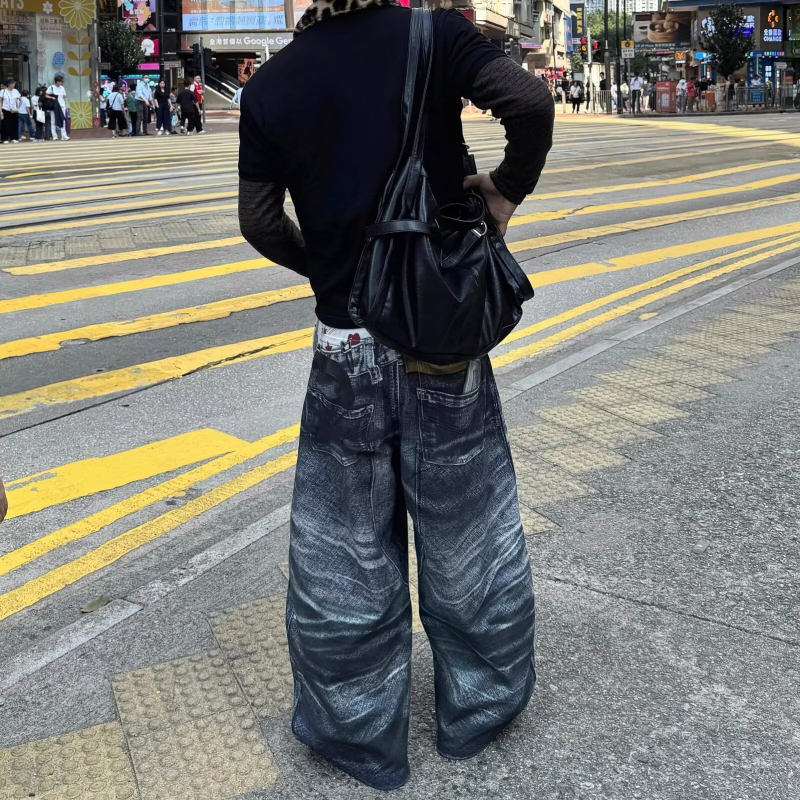Traperice s graffiti otiskom, poderane detalje, širok i ležeran kroj, pamukasti denim, niska struka
