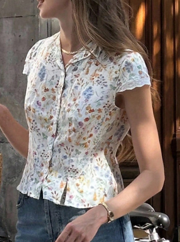 Bluza od Ice Silk, cvjetni uzorak, V-izrez, kratki rukavi, uski kroj