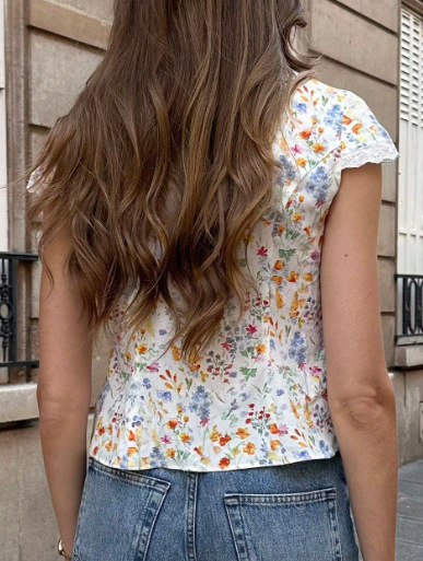 Bluza od Ice Silk, cvjetni uzorak, V-izrez, kratki rukavi, uski kroj