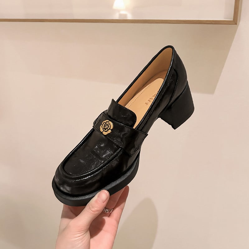 Feile ženske mokasle s camellia detaljem, gornji materijal od oprane ovčje kože, zaobljena špička, 3-5 cm debeli potpetica, slip-on, gumena potplat