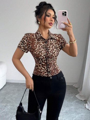 Ženska bluza s leopard printom, poliester, kratki rukav, uska silueta