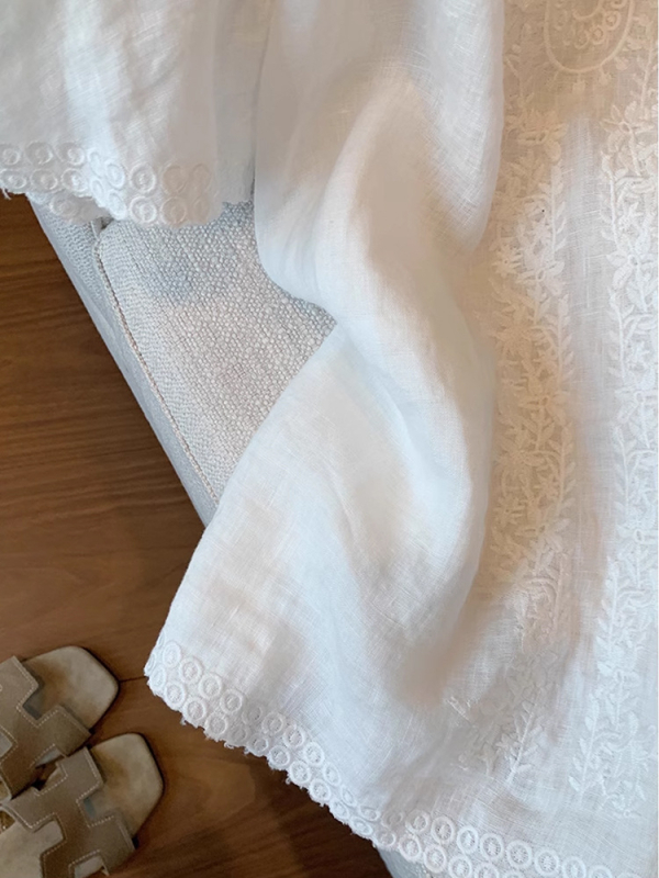 Košulja s kratkim rukavima od pamuka i konoplje, s izvezenim cvjetnim uzorkom, V-izrez, preko glave, redovna duljina 50-65 cm, ljeto 2025