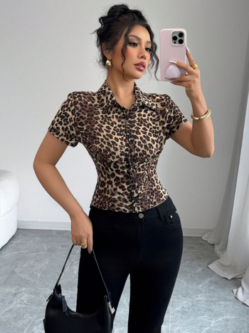 Leopárd mintás slim-fit rövid ujjú ing, gallérral, poliészter 95%+