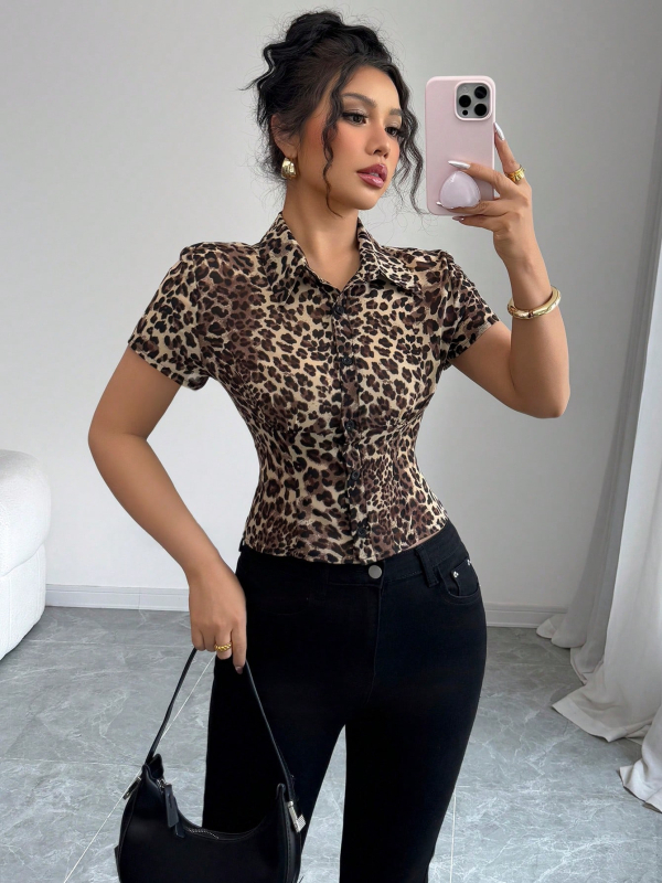 Leopárd mintás slim-fit rövid ujjú ing, gallérral, poliészter 95%+