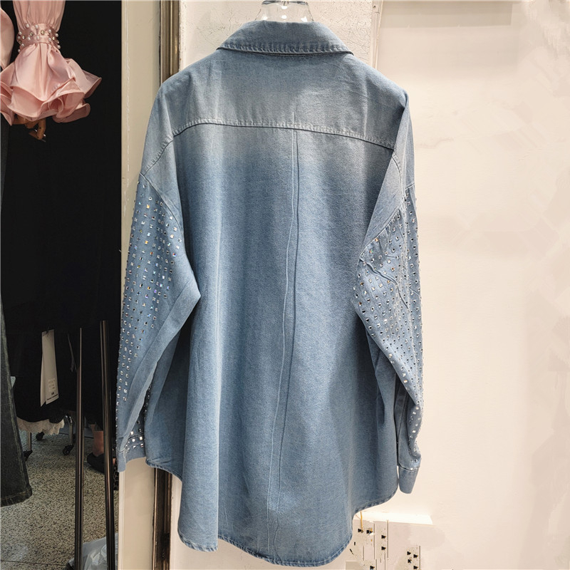 Ženska denim košulja, slobodan kroj, dugi rukavi, ovratnik s reverom, kristalni detalji toplinskom graviranju